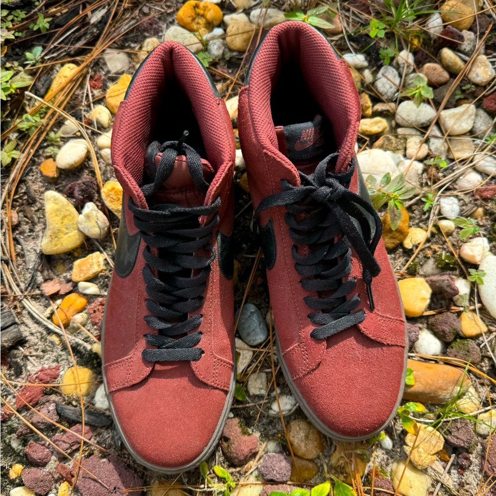 Men’s Nike SB Zoom Blazer Mid Burgundy Crush / Black in Color